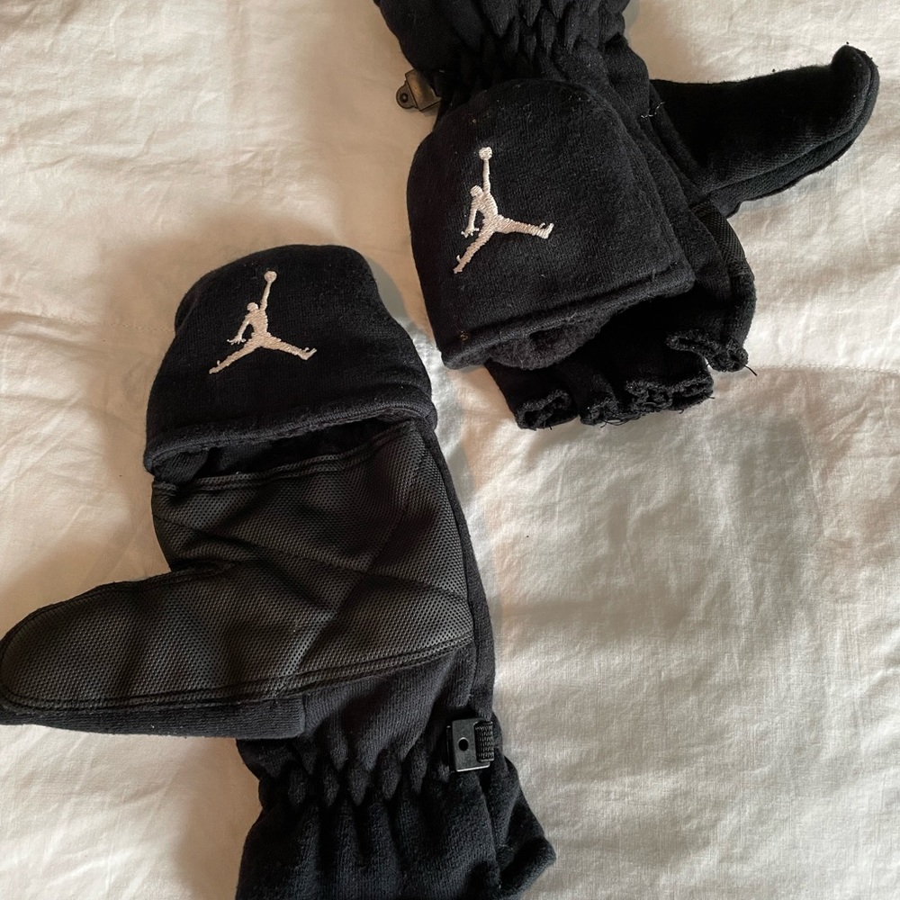 Jordan brand youth mittens/gloves EUC
